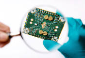 富士通与QuTech携手研发可有效控制金刚石量子比特的低温电子电路